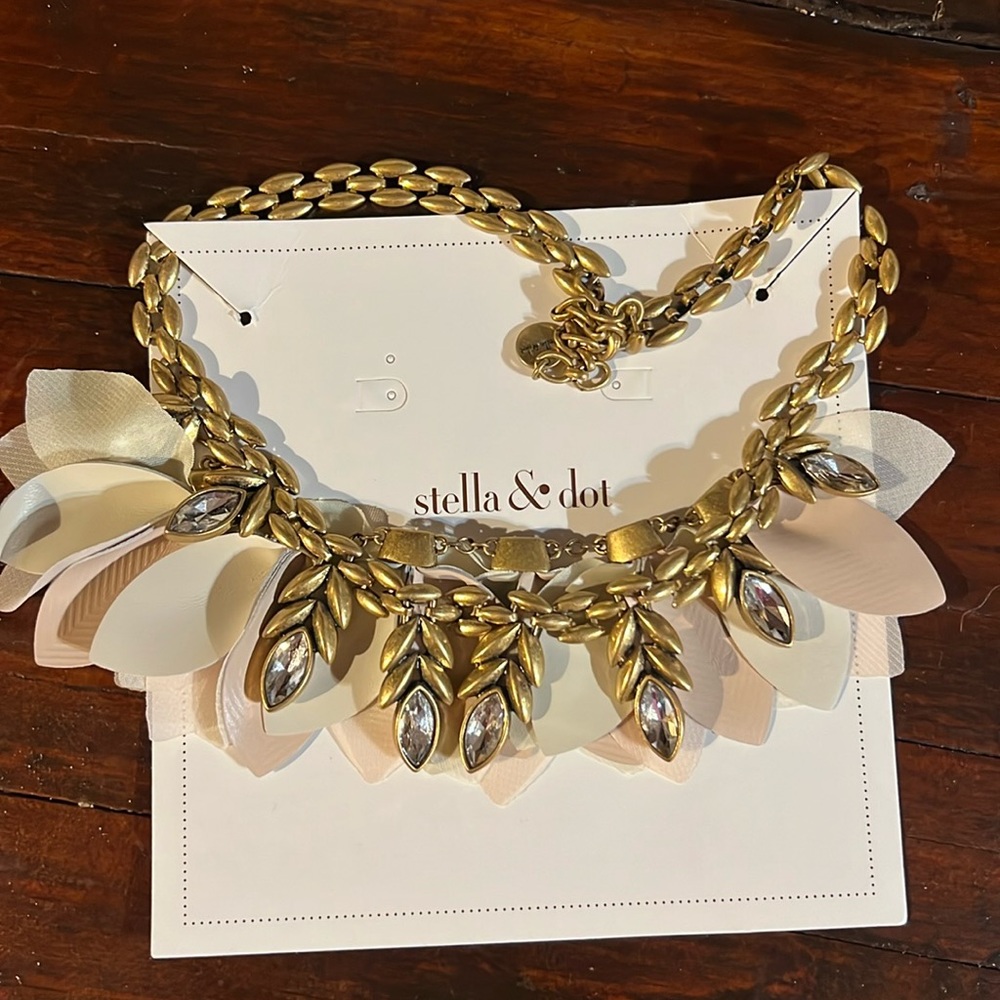 Stella Dot birdie necklace